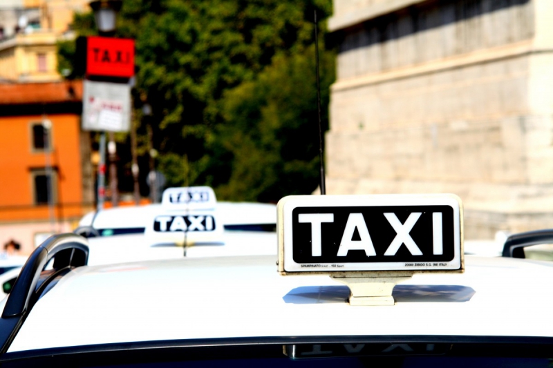 taxis-ISOLA-min_taxi_auto_rome_road_white-1051610